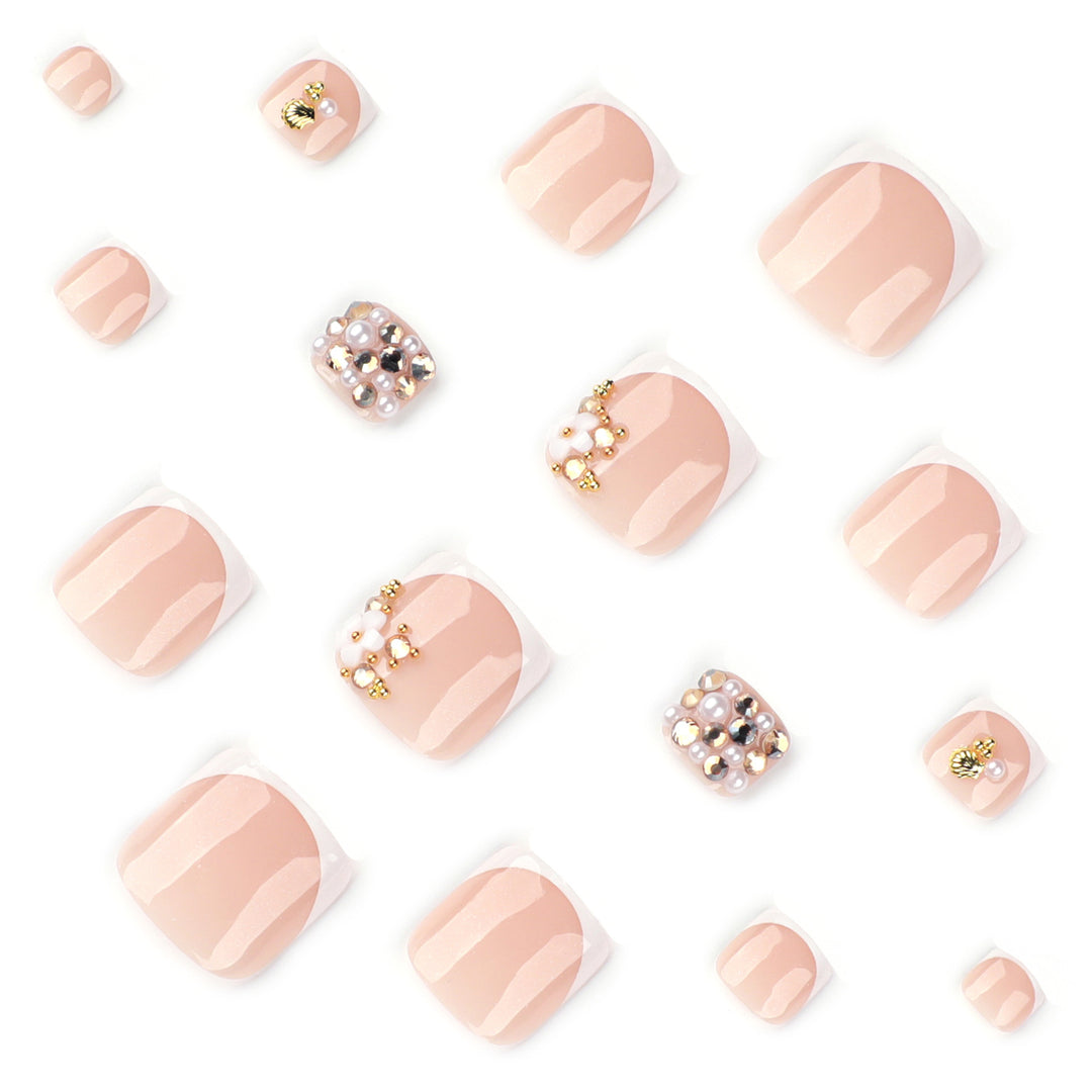 Glamouröse Fußnagelkunst mit luxuriösen Strass- und Blütenmotiven Karnz
