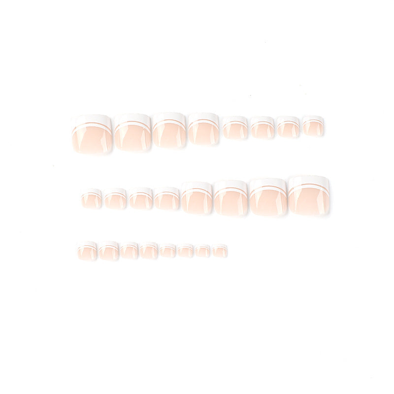 Kunstvolle Fußnagelkunst mit elegantem French-Tip Design Karnz