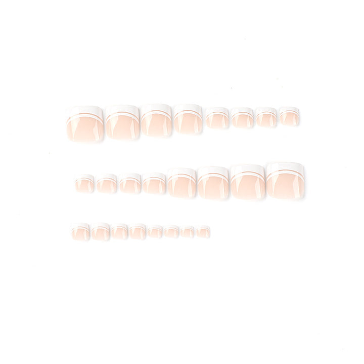Kunstvolle Fußnagelkunst mit elegantem French-Tip Design Karnz
