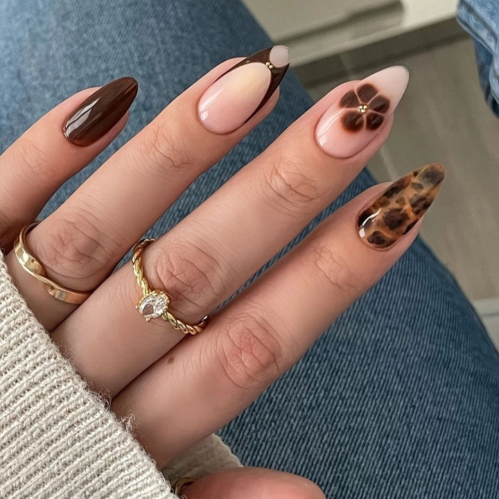 Künstlerisches Stiletto Press-On Nagelset Karnz