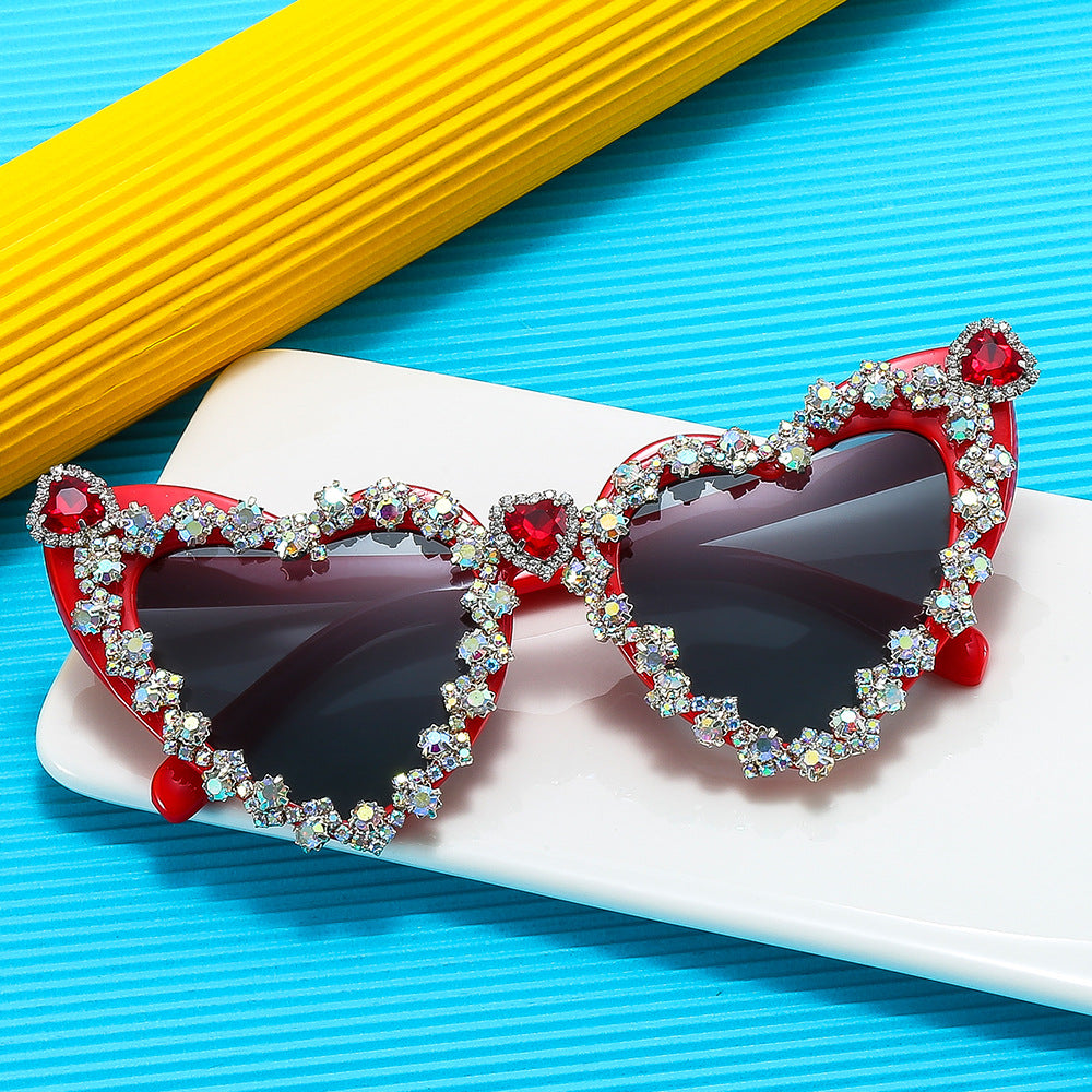 Damen Herzförmige Glamour-Sonnenbrille mit Strassverzierungen Karnz