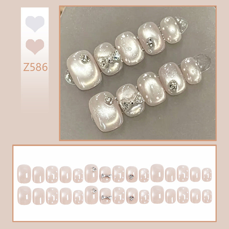 Kunstnagelset mit eleganten Glitzer- und Kristallverzierungen Karnz