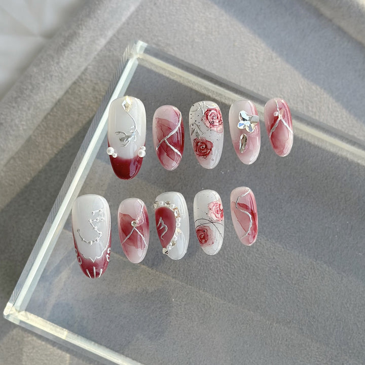 Künstlerisches Press-On-Nagelset mit floralen Designs und Steindekoren