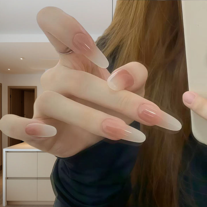 Elegante Kunstnägel mit modischem Ombre-Effekt Karnz