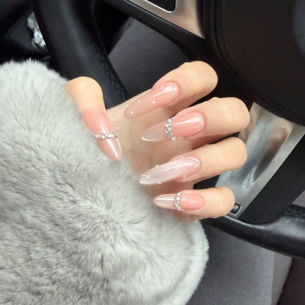 Dekorative Nail Art Extensions mit Strassakzenten
