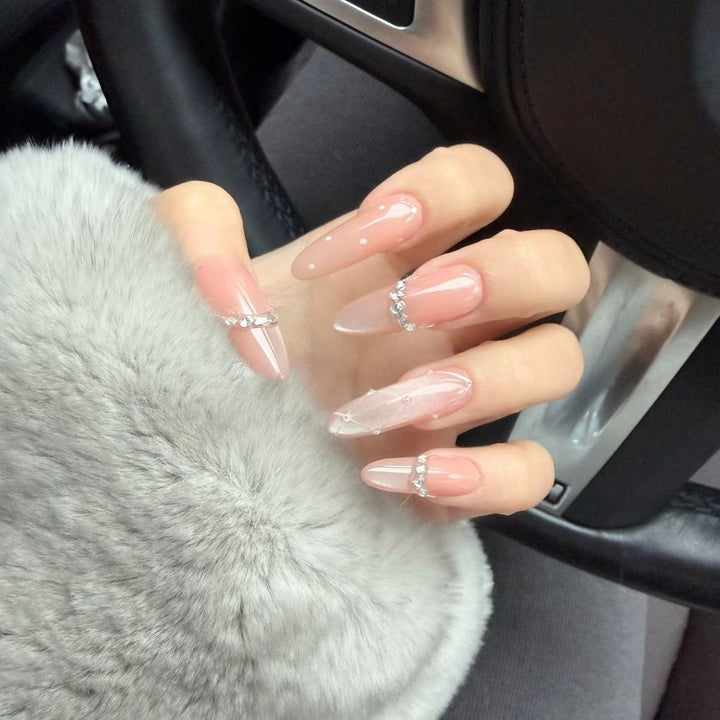 Dekorative Nail Art Extensions mit Strassakzenten
