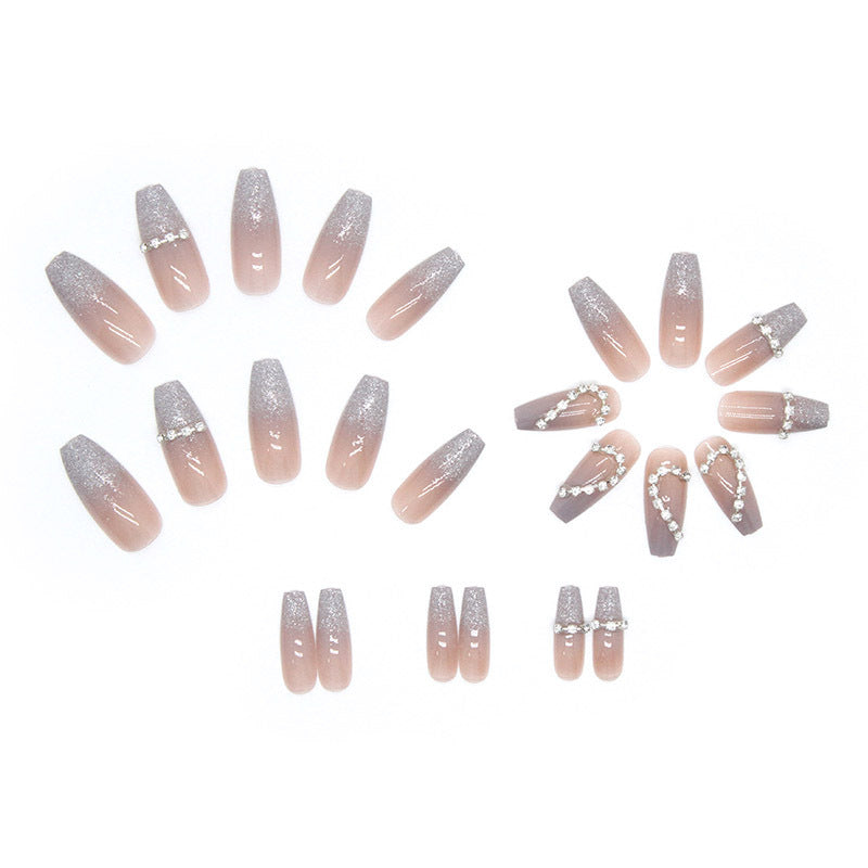 Kunstnagel-Set mit funkelnden Herzmotiven und Glitzerakzenten Karnz