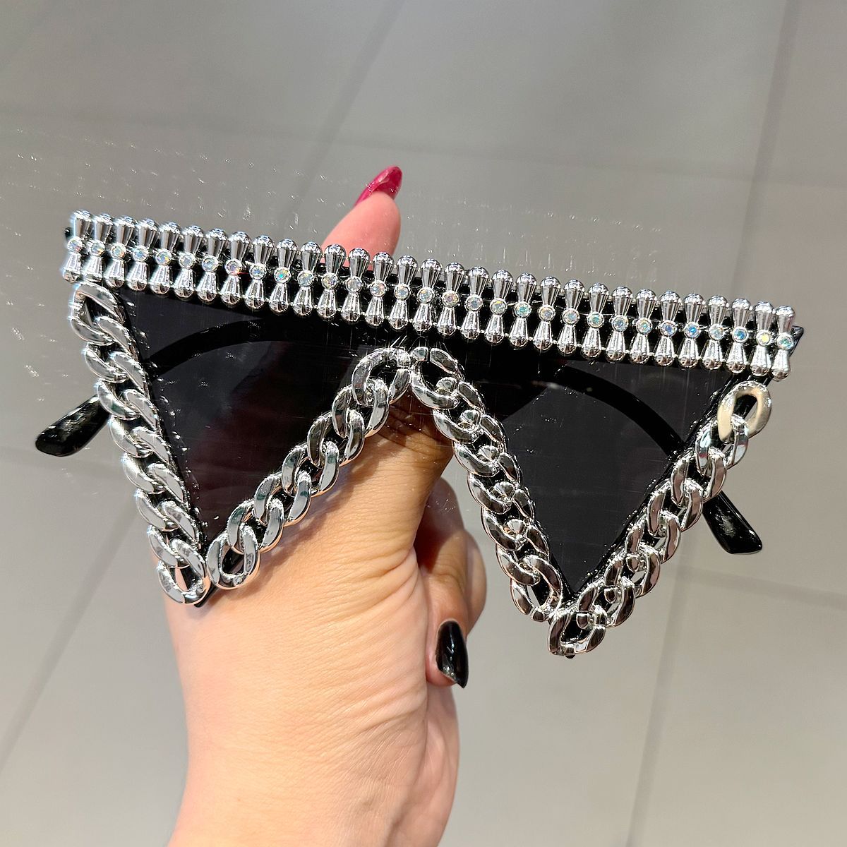 Damen trendige Sonnenbrille mit auffälligem Kettenrahmen Karnz