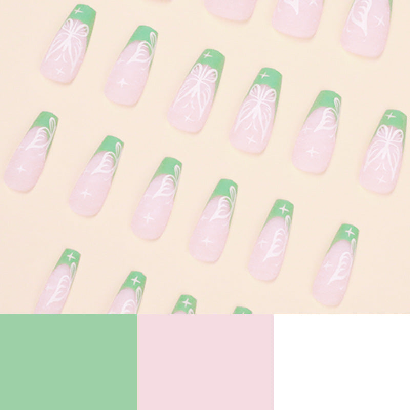 Kunstvolle Nailart mit floralen Akzenten Karnz
