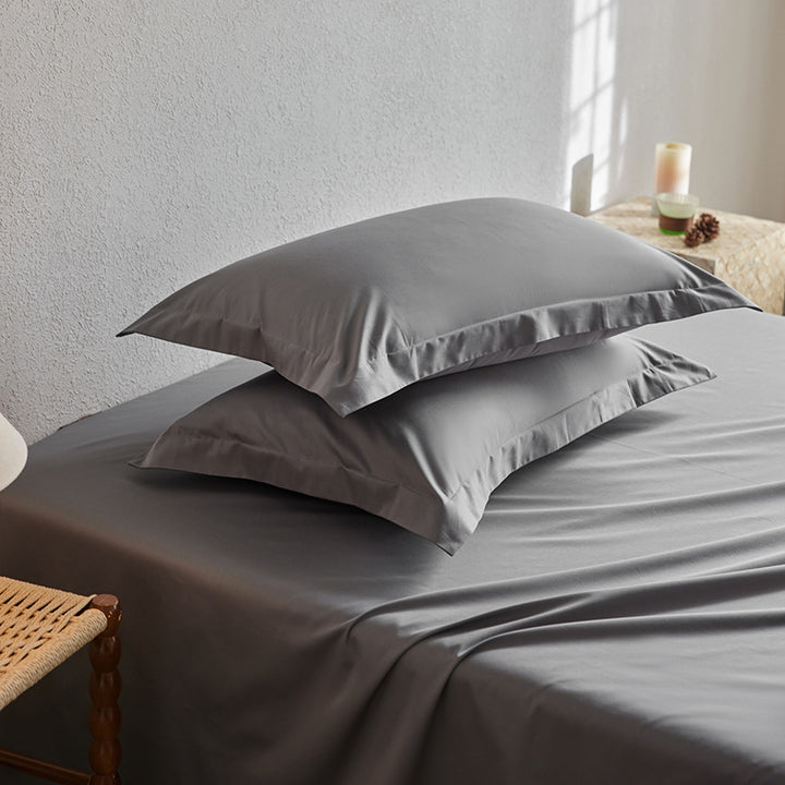 Premium-Kissenbezug- und Spannbettlaken-Set aus Baumwoll-Perkal mit Hotelkante