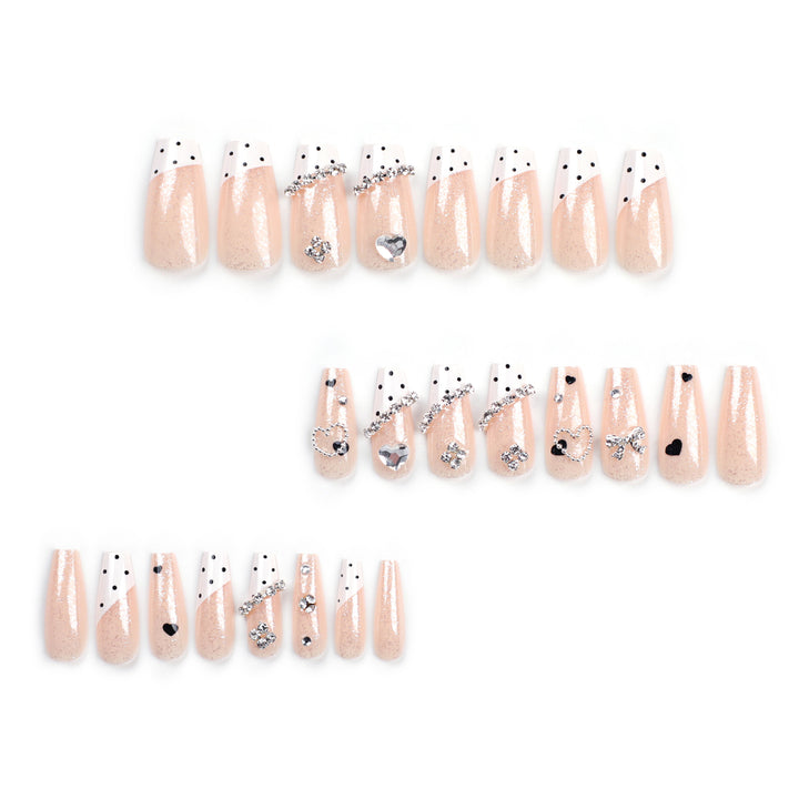 Kunstvolle Nagelverlängerungen mit eleganten Strass- und Herzdesigns Karnz