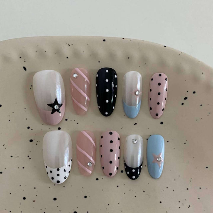 Elegantes Press-On Nagelkunst-Set mit einzigartigen Mustern