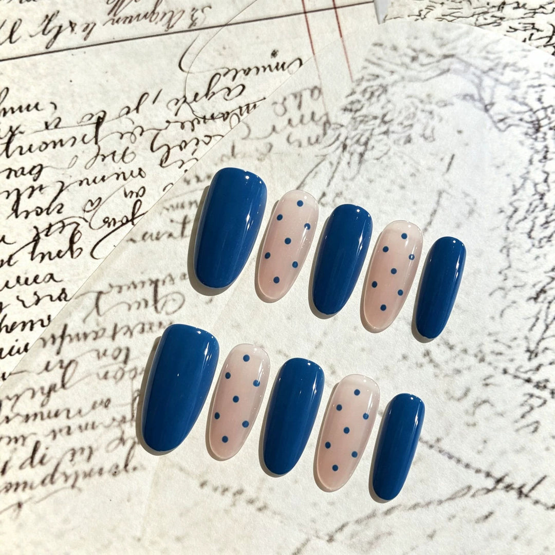 Elegantes Press-On-Nagelkunstset mit Juwelenelementen Karnz