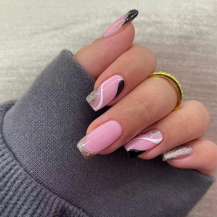 Trendige Nagelkunst mit Glitzer- und Wellenakzenten Karnz