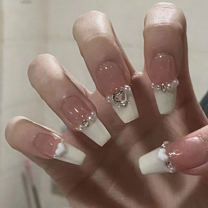 Kunstfingernägel mit Stilvollem Herz- und Ombre-Design Karnz