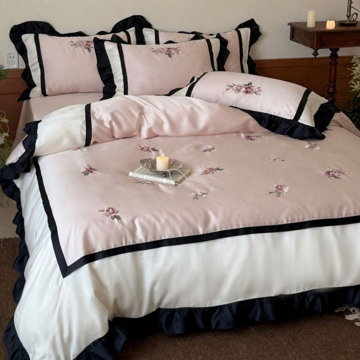 Luxuriöses Satin-Bettwäsche-Set mit gestickten Rosen und volancierter Rüsche