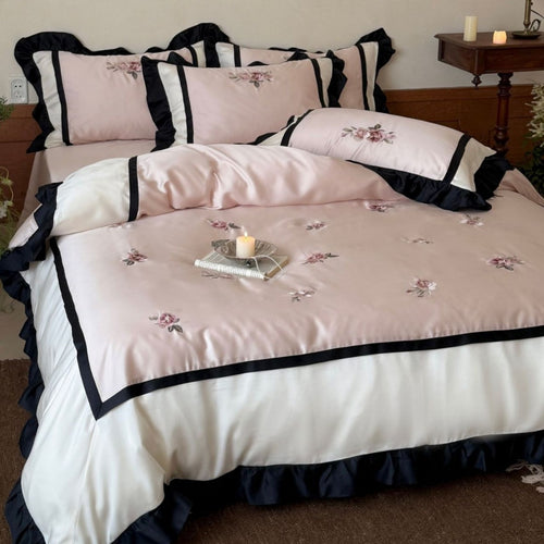 Luxuriöses Satin-Bettwäsche-Set mit gestickten Rosen und volancierter Rüsche