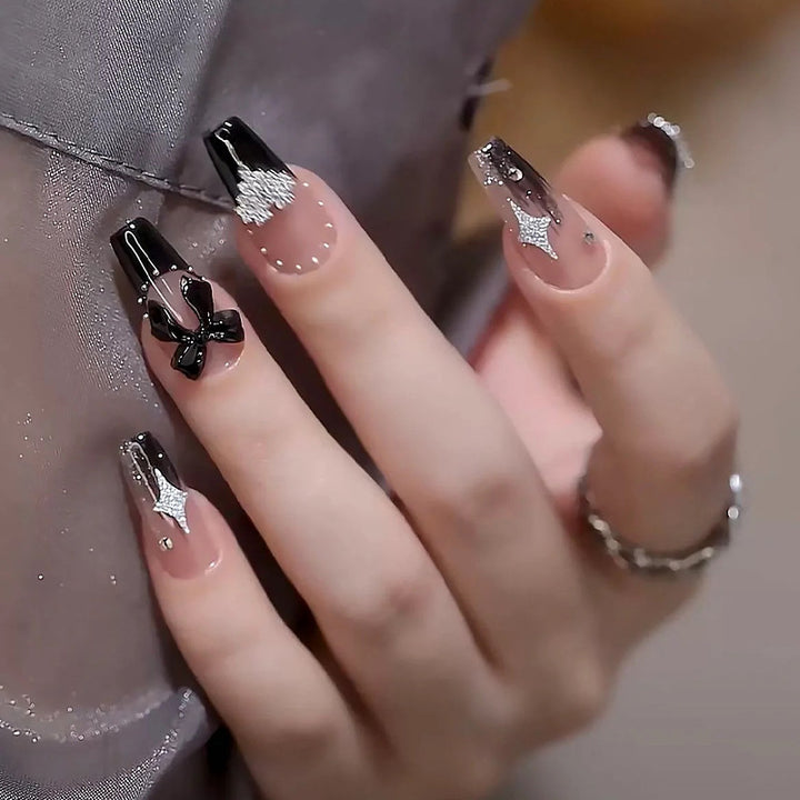 Kunstnagelset mit glamourösen 3D-Verzierungen und edlen Akzenten Karnz