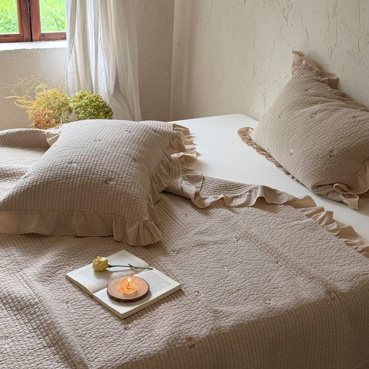 Gesteppte Tagesdecke- und Kissen-Set mit Volant und zarter Blumenstickerei