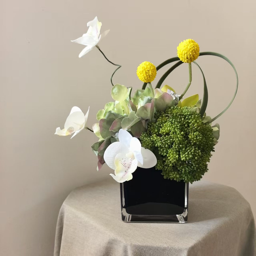 Elegante falsche Blumenanordnung