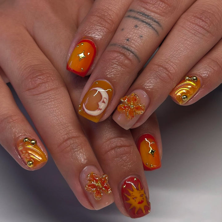 Kunstfingernägel mit Floralen Motiven und Glitzerakzenten Karnz