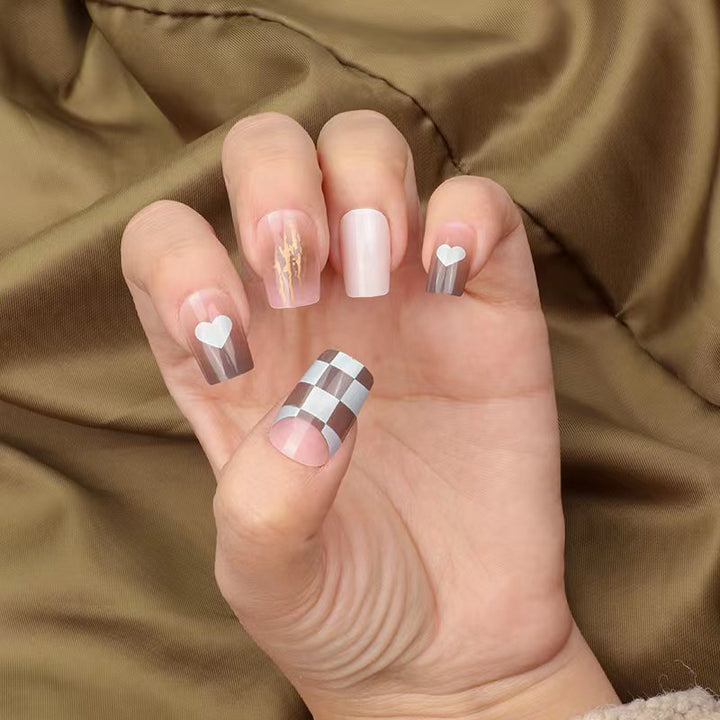Künstlerisches Herzdesign Nagelverlängerungen Karnz