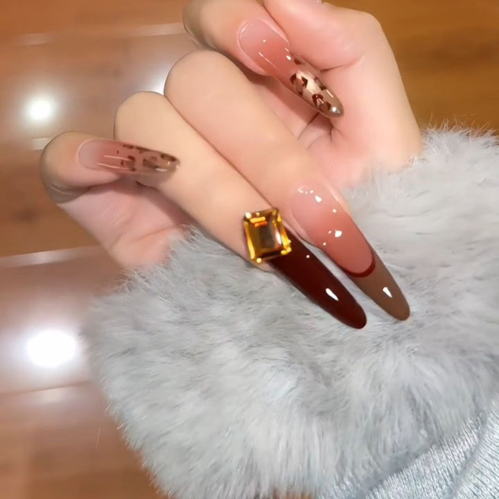 Kunstnägel mit Elegantem Glitzer- und Goldakzentdesign Karnz