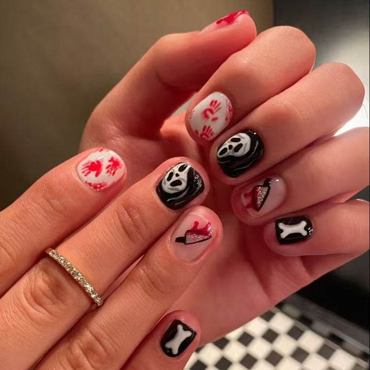 Kreatives Halloween Kunstnagelset mit gruseligen Motiven und funkelnden Akzenten Karnz