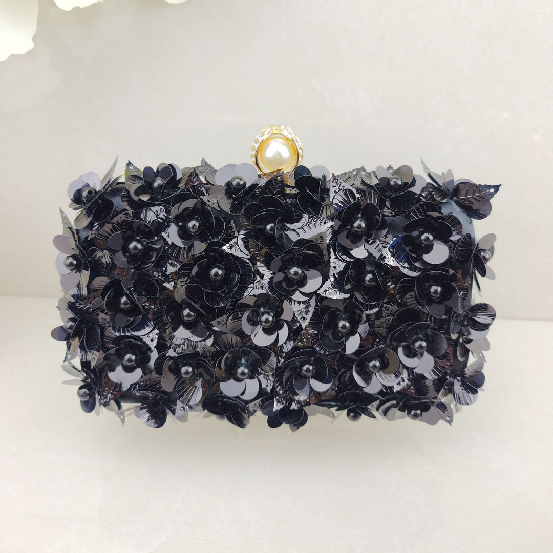 Blumig verzierte Abend-Clutch