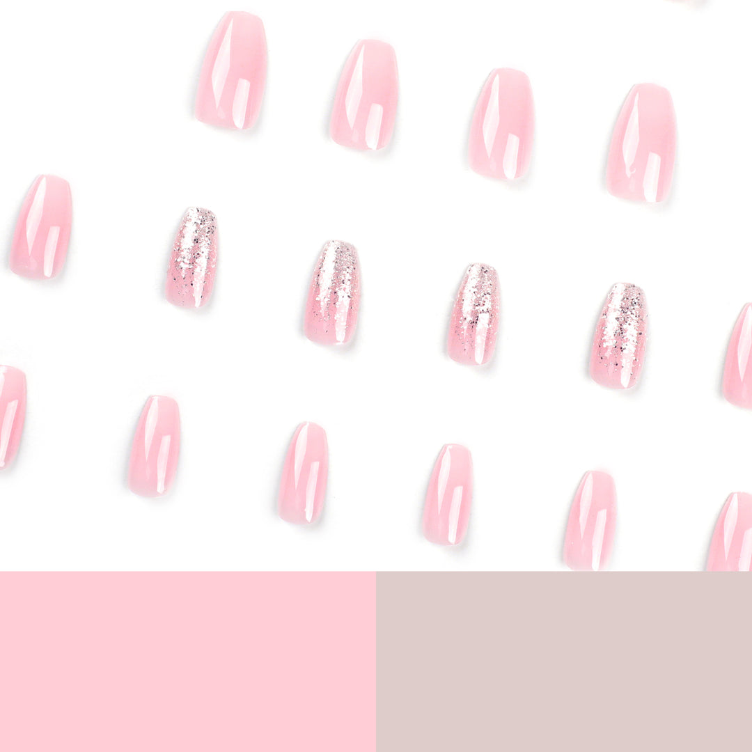 Kunstvolle Gel-Nägel mit Glitzer- und Ombre-Effekten Karnz