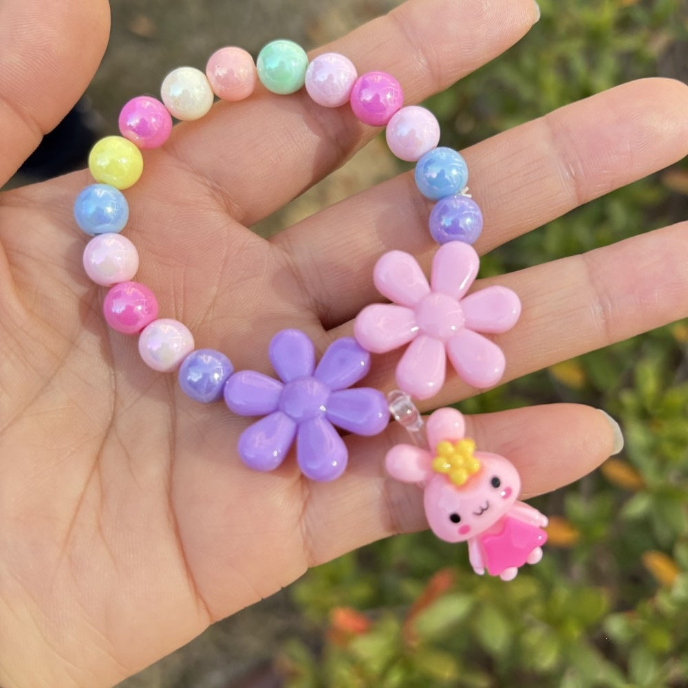 Buntes Armband mit Blumenanhängern Karnz