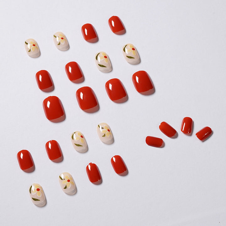 Kunstvolle Nagelkunst mit Blumenmotiven Karnz