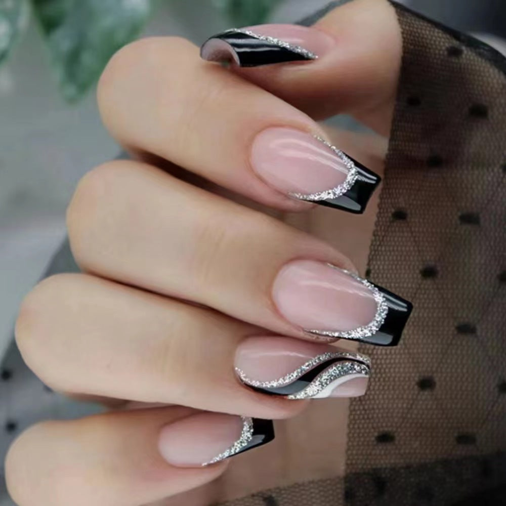 Elegantes Nageldesign mit Schleifen- und Strassdetails Karnz
