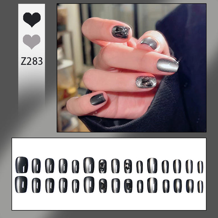 Kunstnägel mit trendigem Metallic-Design Karnz