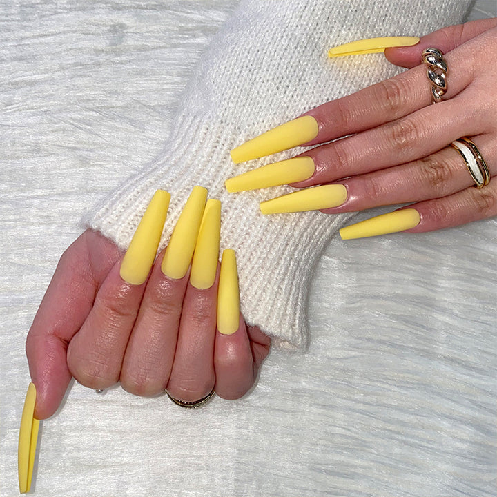 Künstliche Verlängerungen im trendigen Stiletto-Stil Karnz