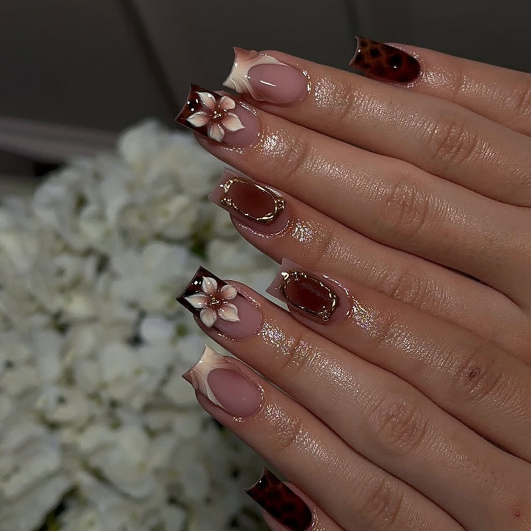 Elegante Kunstnägel mit floralen Akzenten Karnz