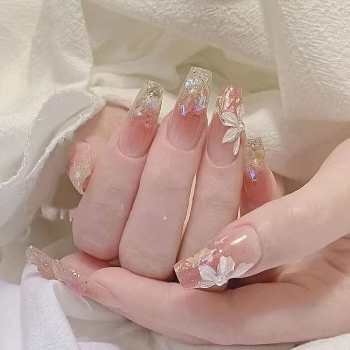 Kunstnägel mit Verspieltem Tiermotiv und Elegantem French-Tip Karnz