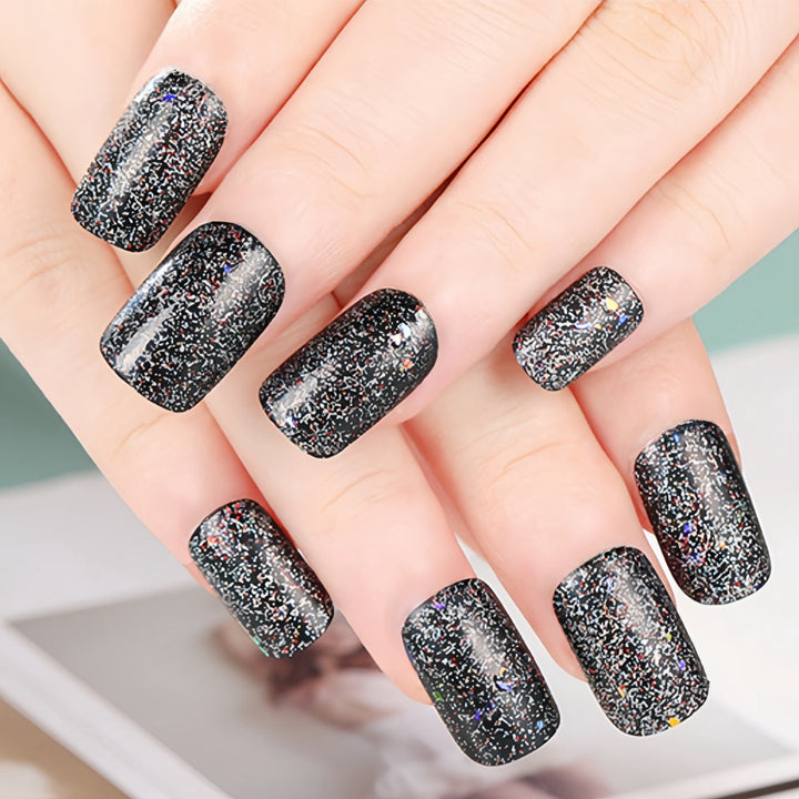 Glänzende Kunstnägel mit funkelndem Glitter Karnz