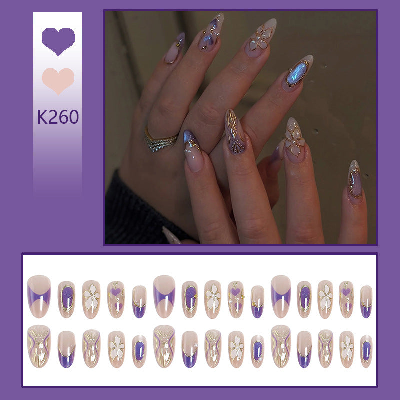 Elegante Kunstnägel mit floralem Design und farblichen Akzenten Karnz