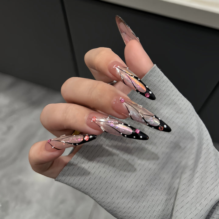 Kunstnagelspitzen mit Elegantem Designs und Glitzerakzenten Karnz
