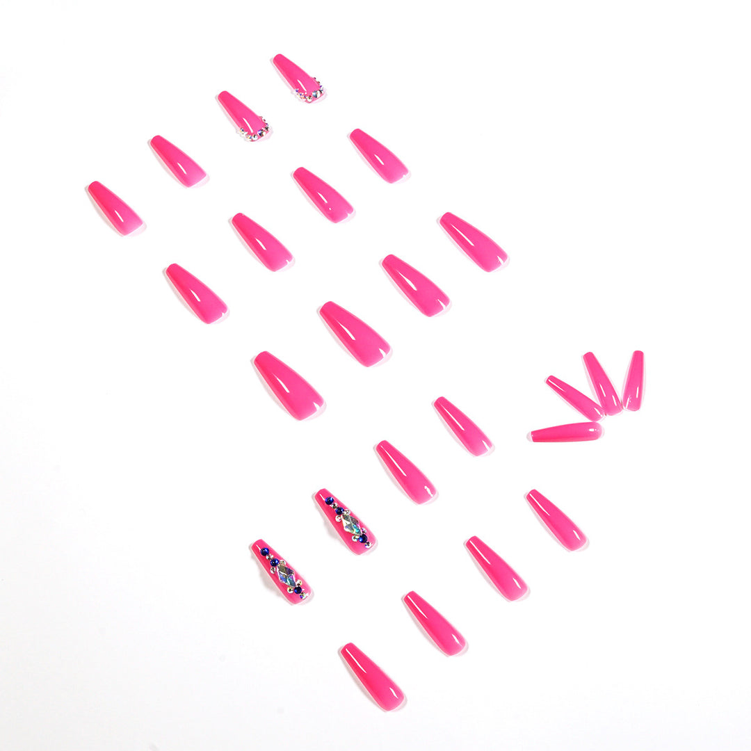 Elegante Nagelkunst mit Glitzerverzierung Karnz