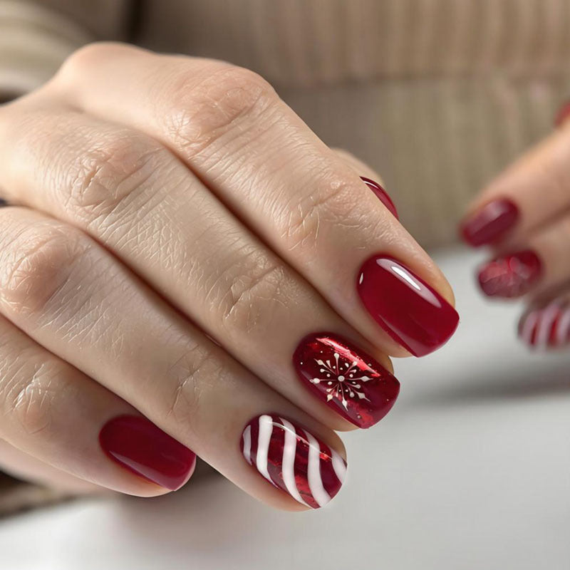 Kunstnagelset mit festlichen Winter-Motiven und Glitzerakzenten Karnz