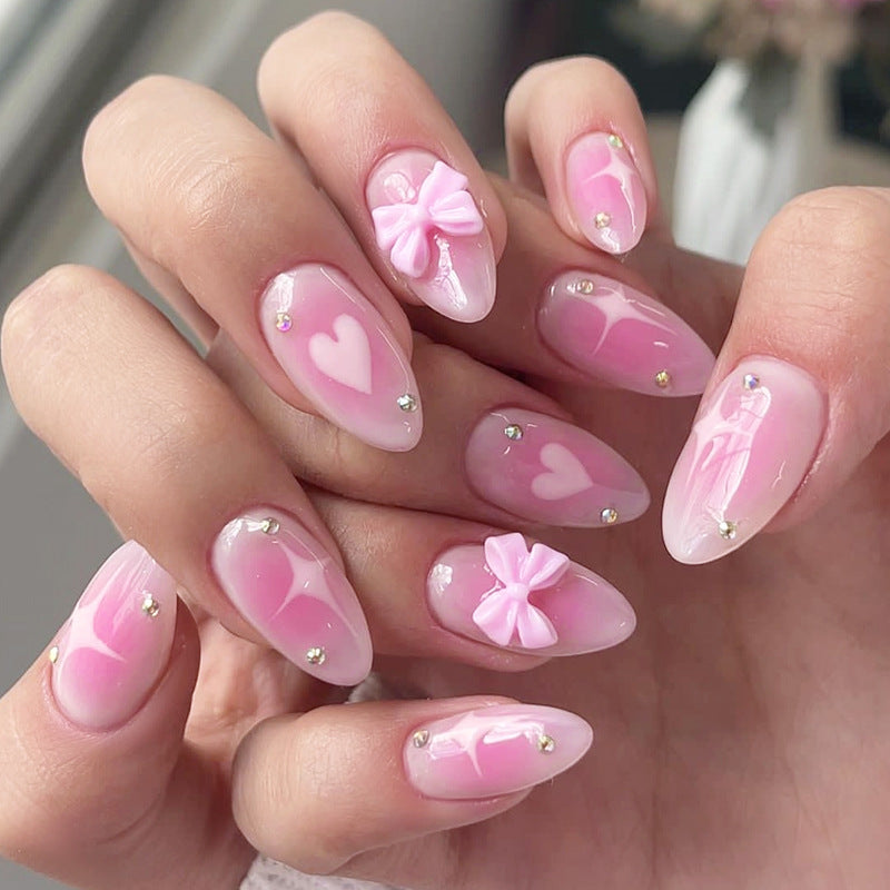 Dekorativer Press-On Nagelset mit Herz- und Schleifenmotiv Karnz