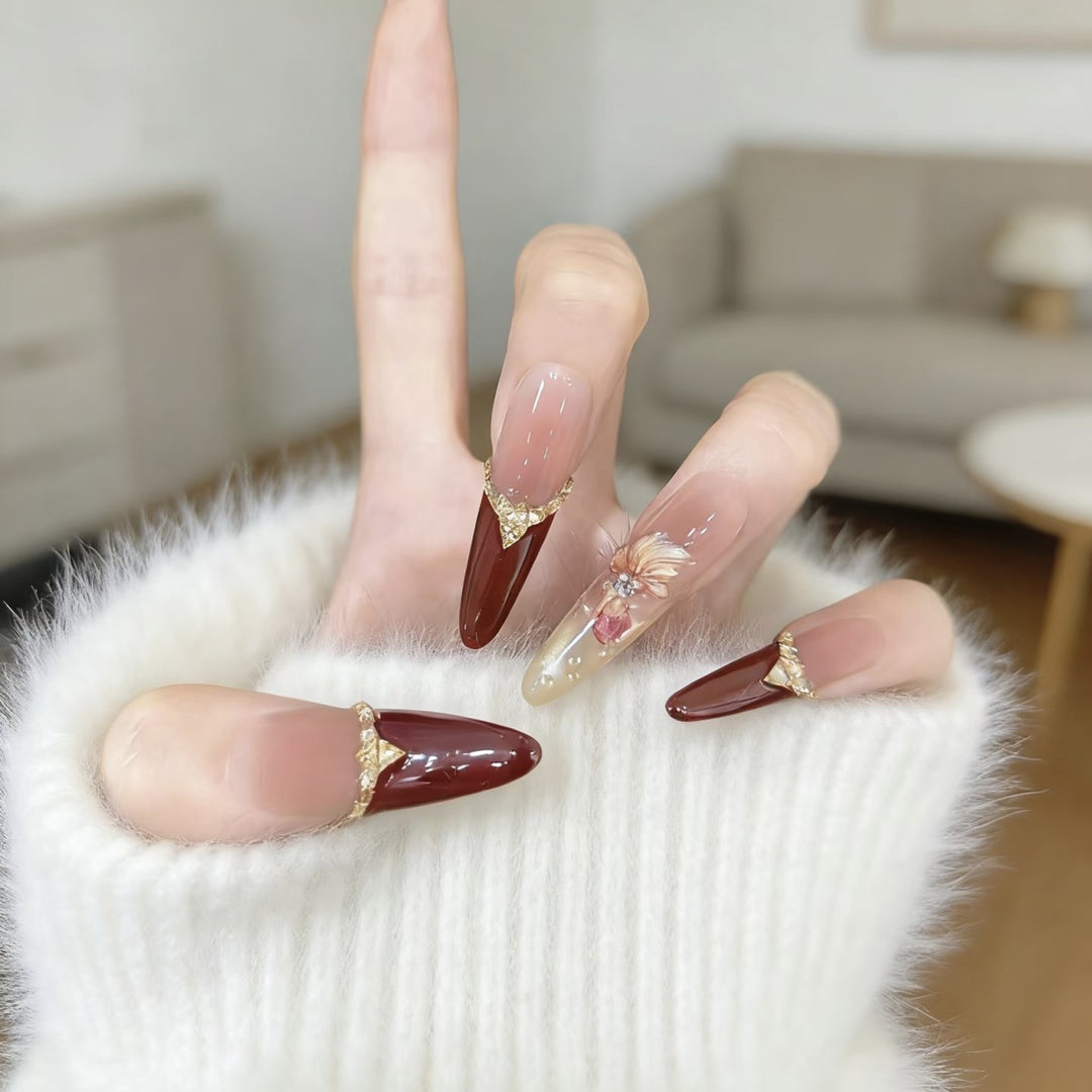 Elegante Stiletto-Nagelkunst-Erweiterungen mit dekorativen Akzenten