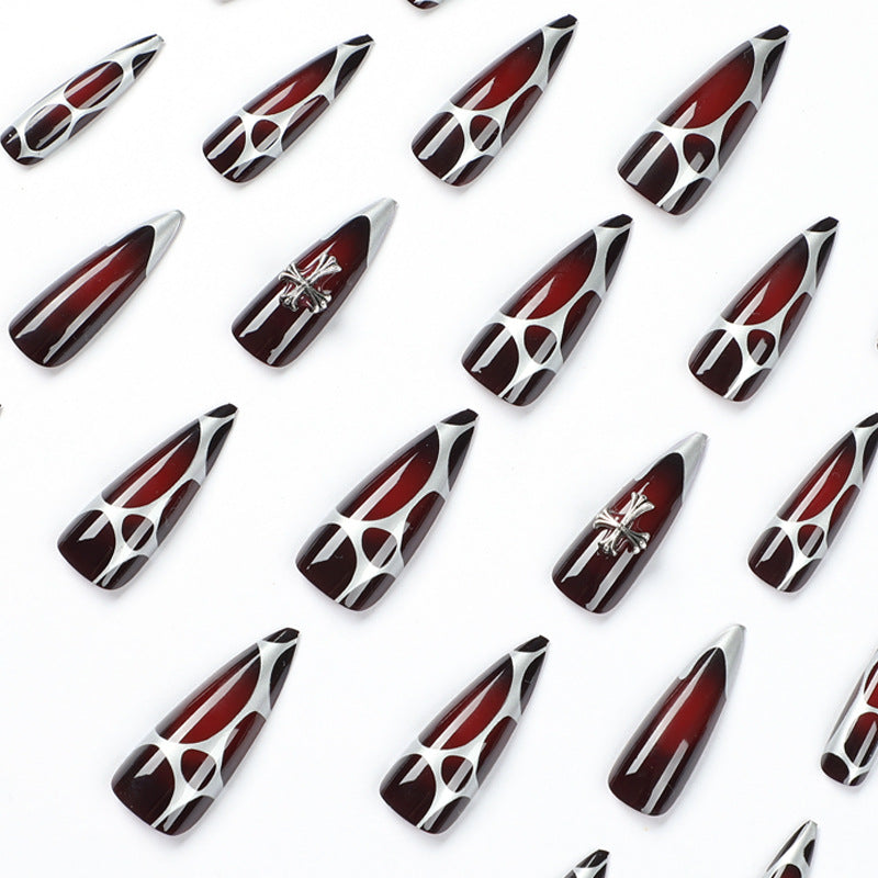 Kunstvolle Stiletto-Nägel mit eleganter Kreuzverzierung Karnz