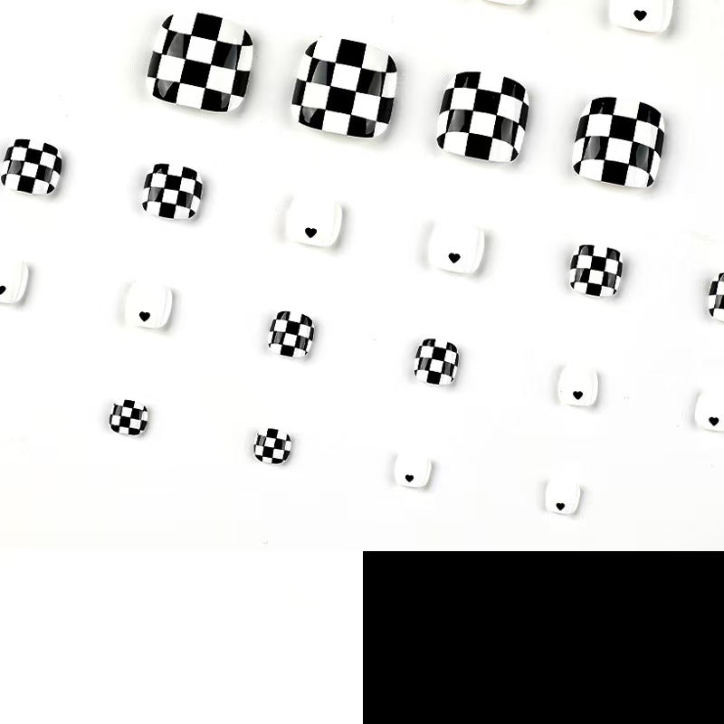Kunstnägel mit Stilvollem Schachbrettmuster Karnz