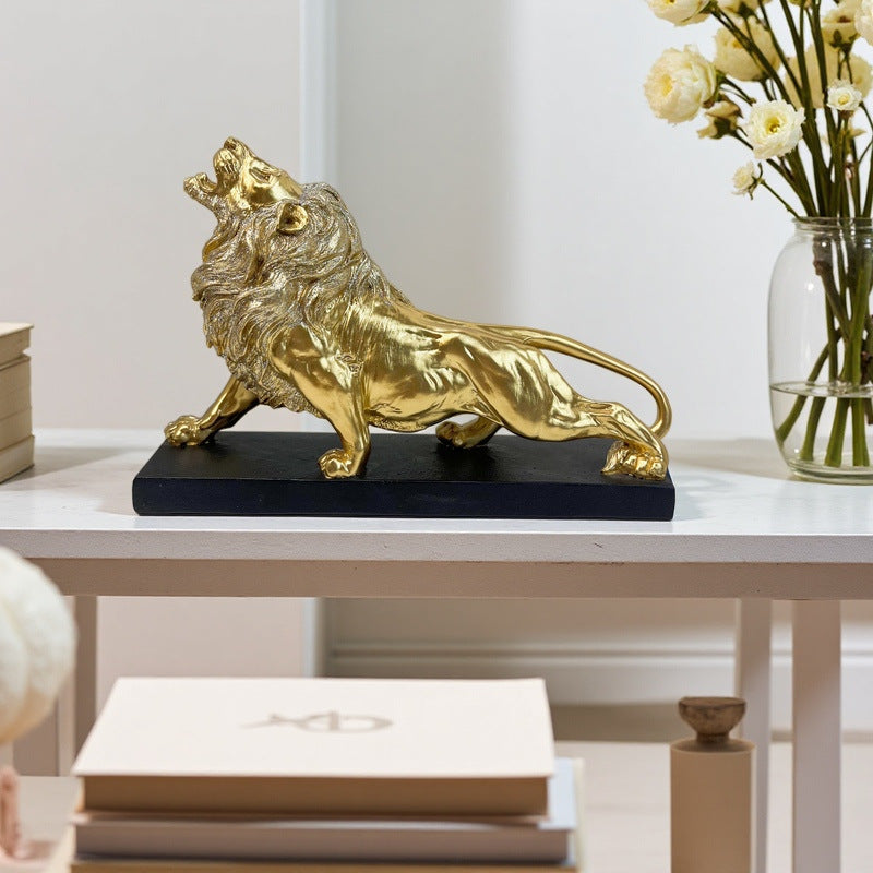 Dekorative Löwenfigur mit goldenen Details Karnz