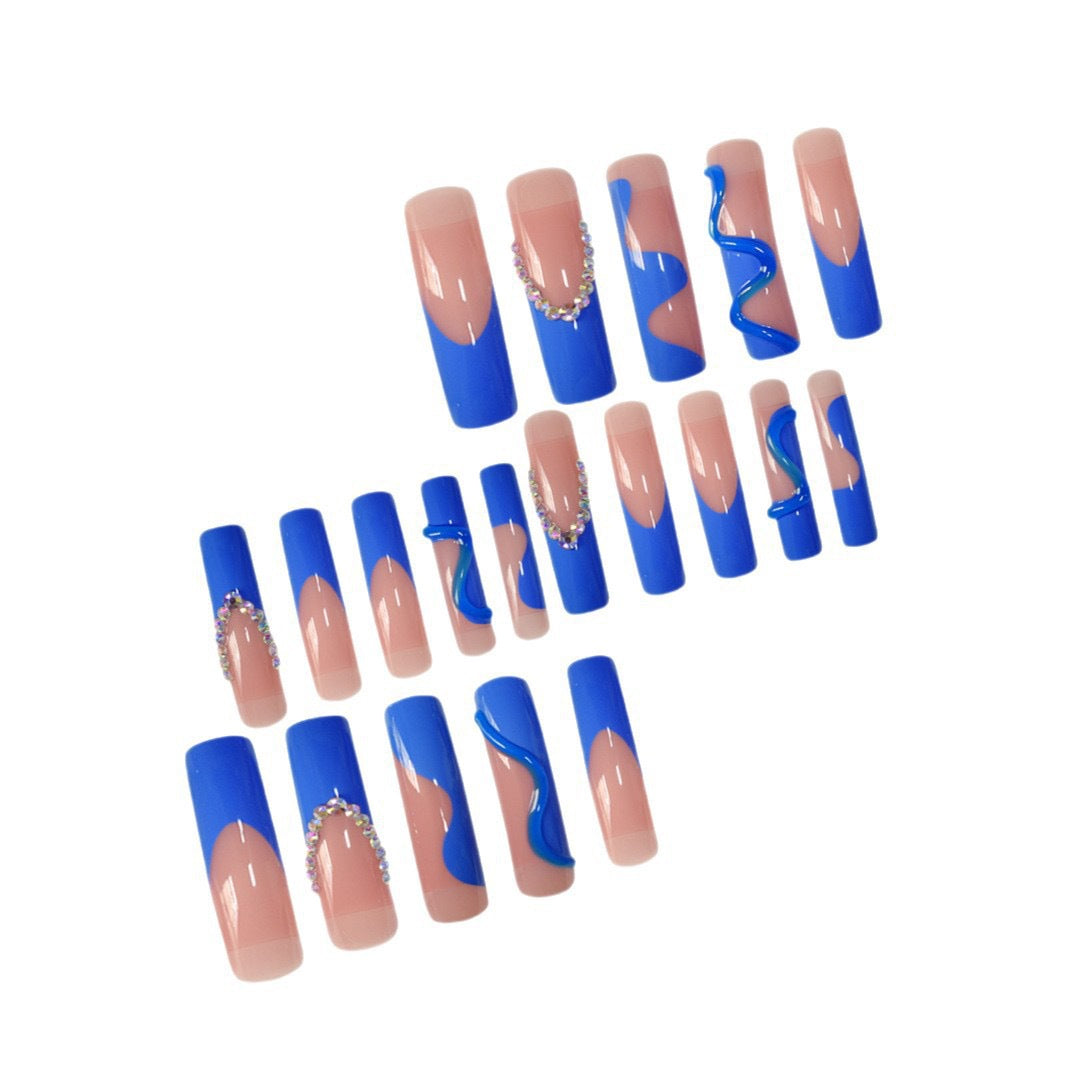 Kreative Stiletto-Nagelverstärkungen mit Aqua-Gem-Akzenten Karnz