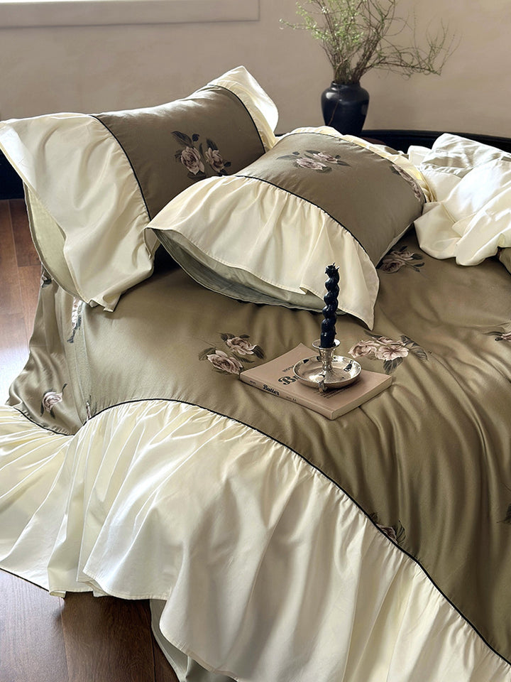 Luxuriöses Satin-Bettwäsche-Set mit Blumenstickerei und Rüschen