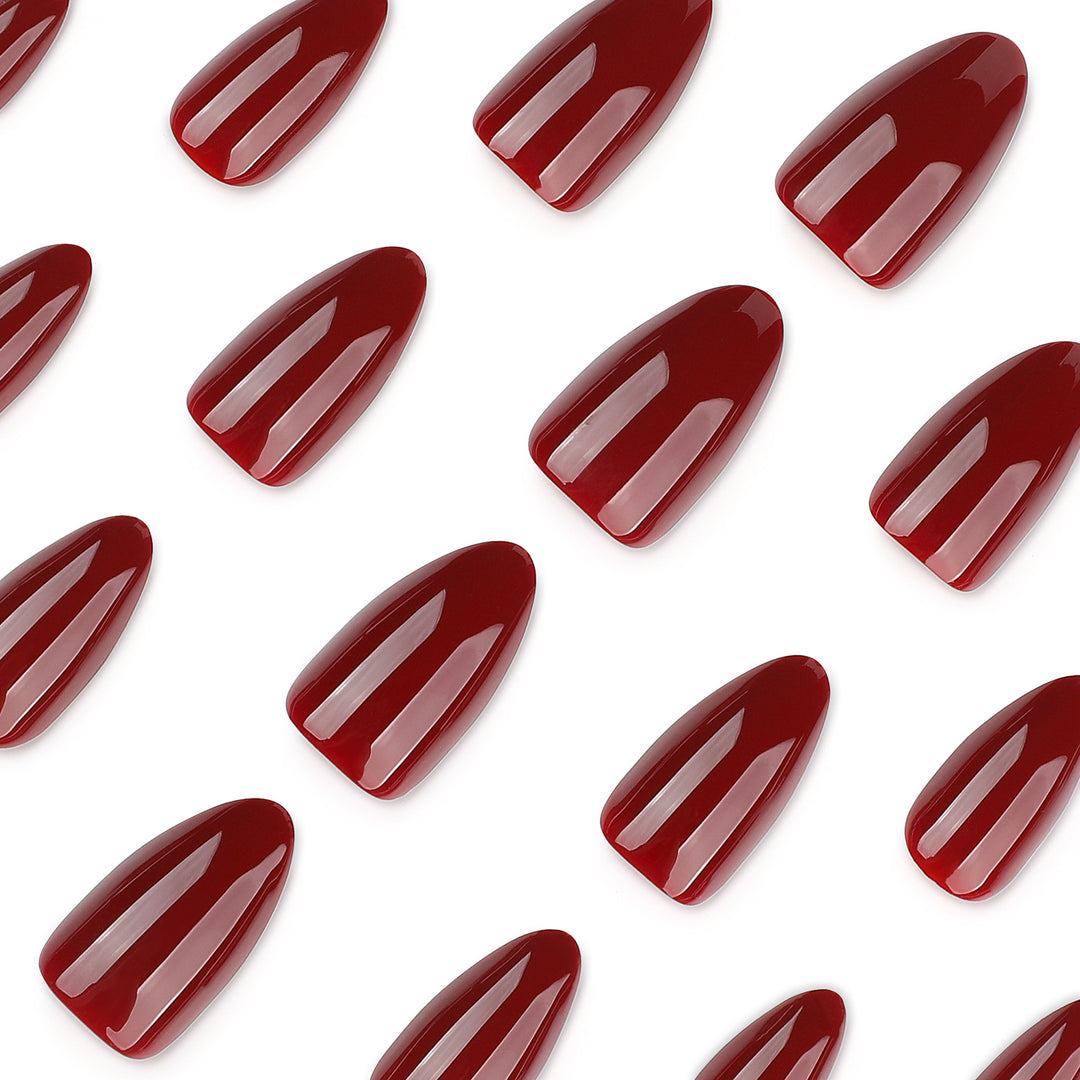 Glamouröse Stiletto-Nägel mit Hochglanz- und eleganten Designakzenten Karnz